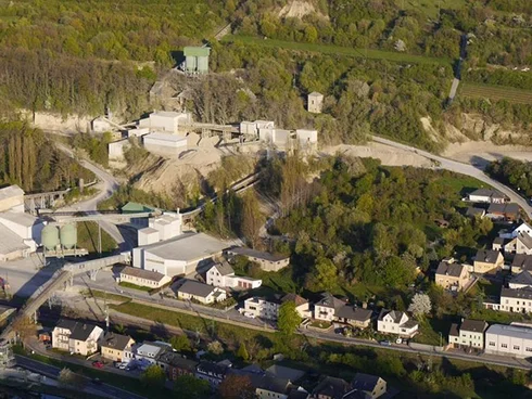 Vue aérienne : Le site actuel de l’entreprise, au cœur de la nature et de la forêt